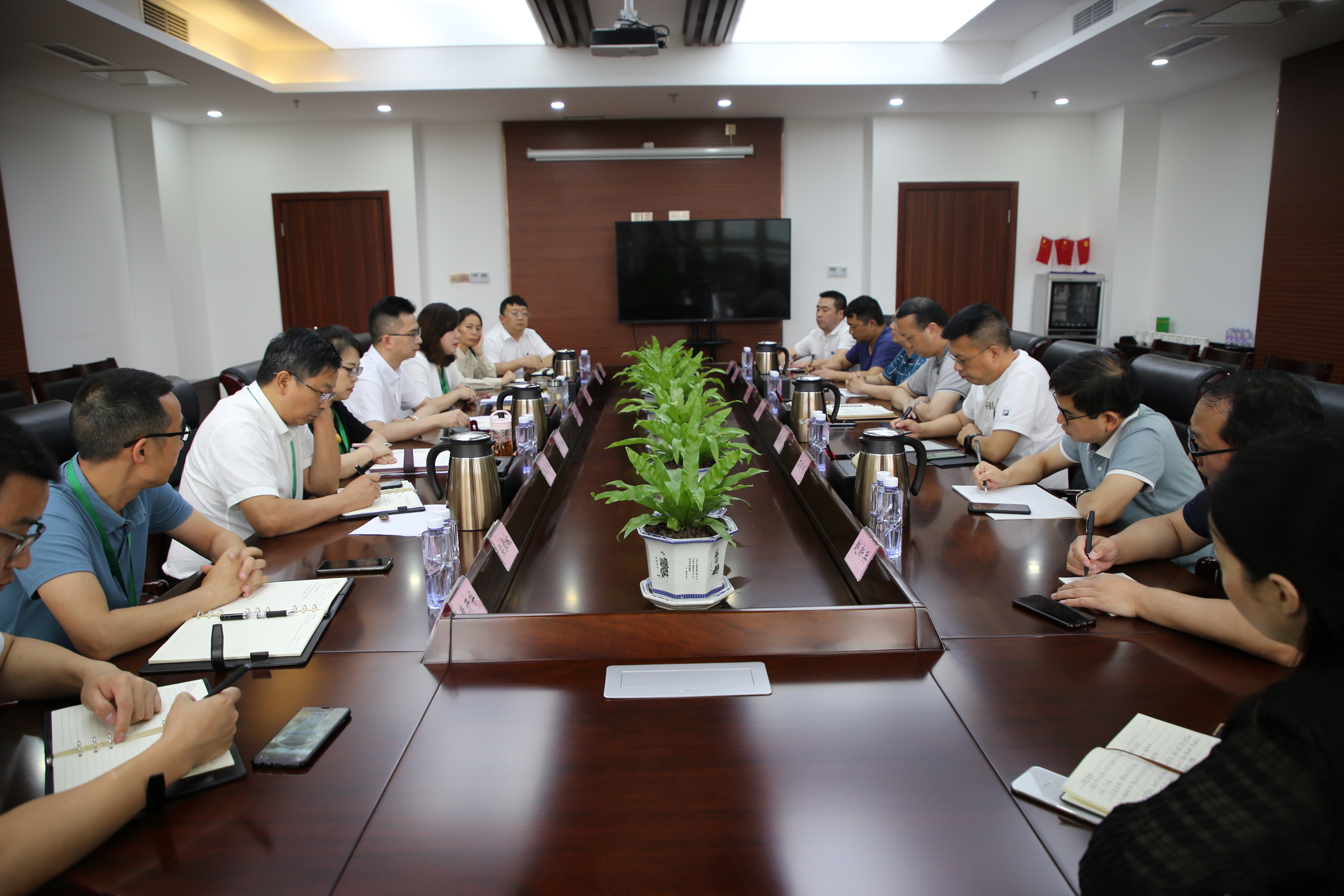 萬源市委常委、政法委書記余世斌率隊蒞臨西南醫(yī)投集團(tuán)考察調(diào)研   