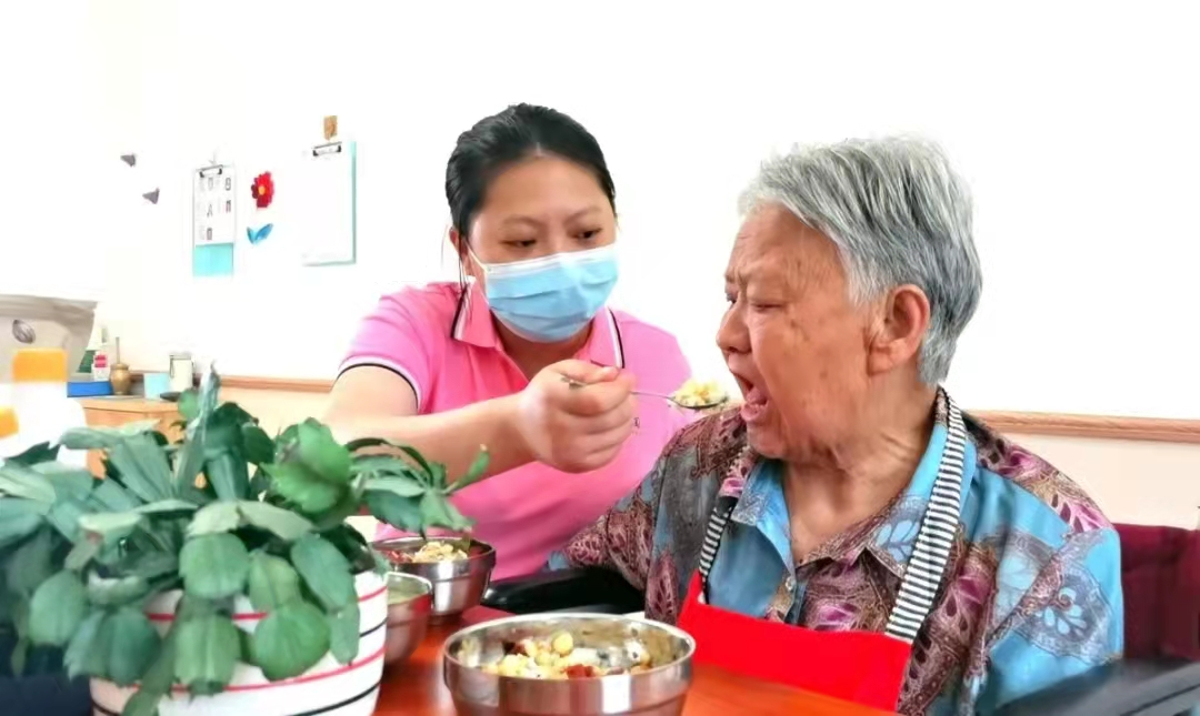 養(yǎng)老服務(wù)顯身手:醫(yī)養(yǎng)投資公司員工袁霞榮獲“瀘州市巾幗建功標(biāo)兵”稱(chēng)號(hào)