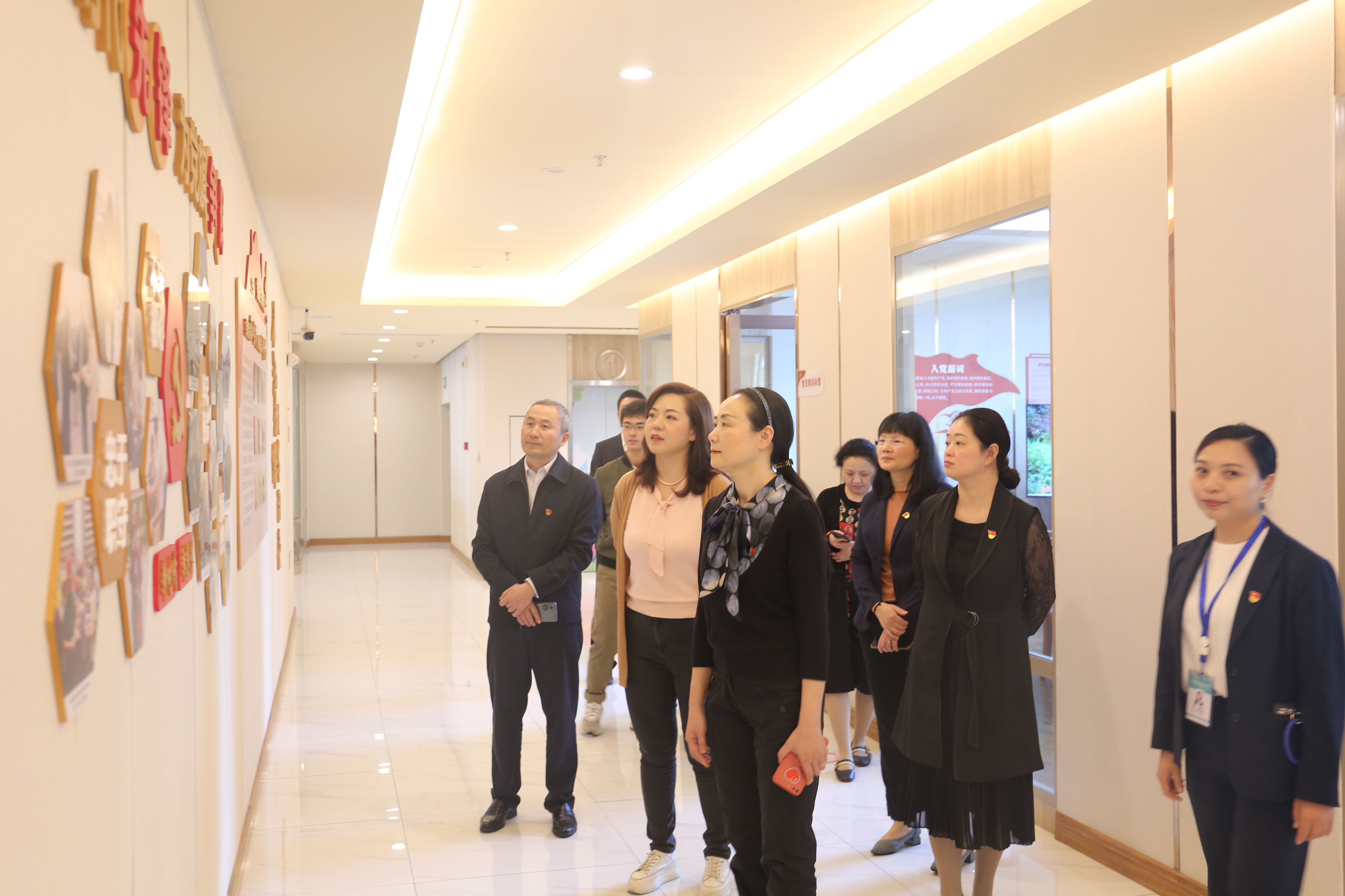 瀘州市國資委專職黨委副書記胡琳調研春江酒城嘉苑紅色康養(yǎng)服務基地