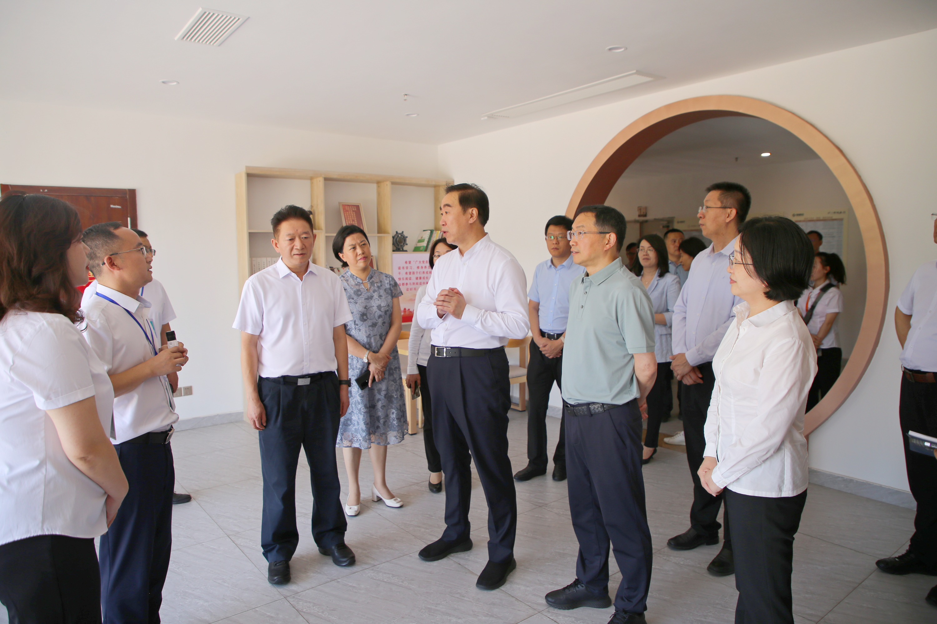 全國人大教科文衛(wèi)委副主任委員、農(nóng)工黨中央專職副主席楊關(guān)林視察春江酒城嘉苑