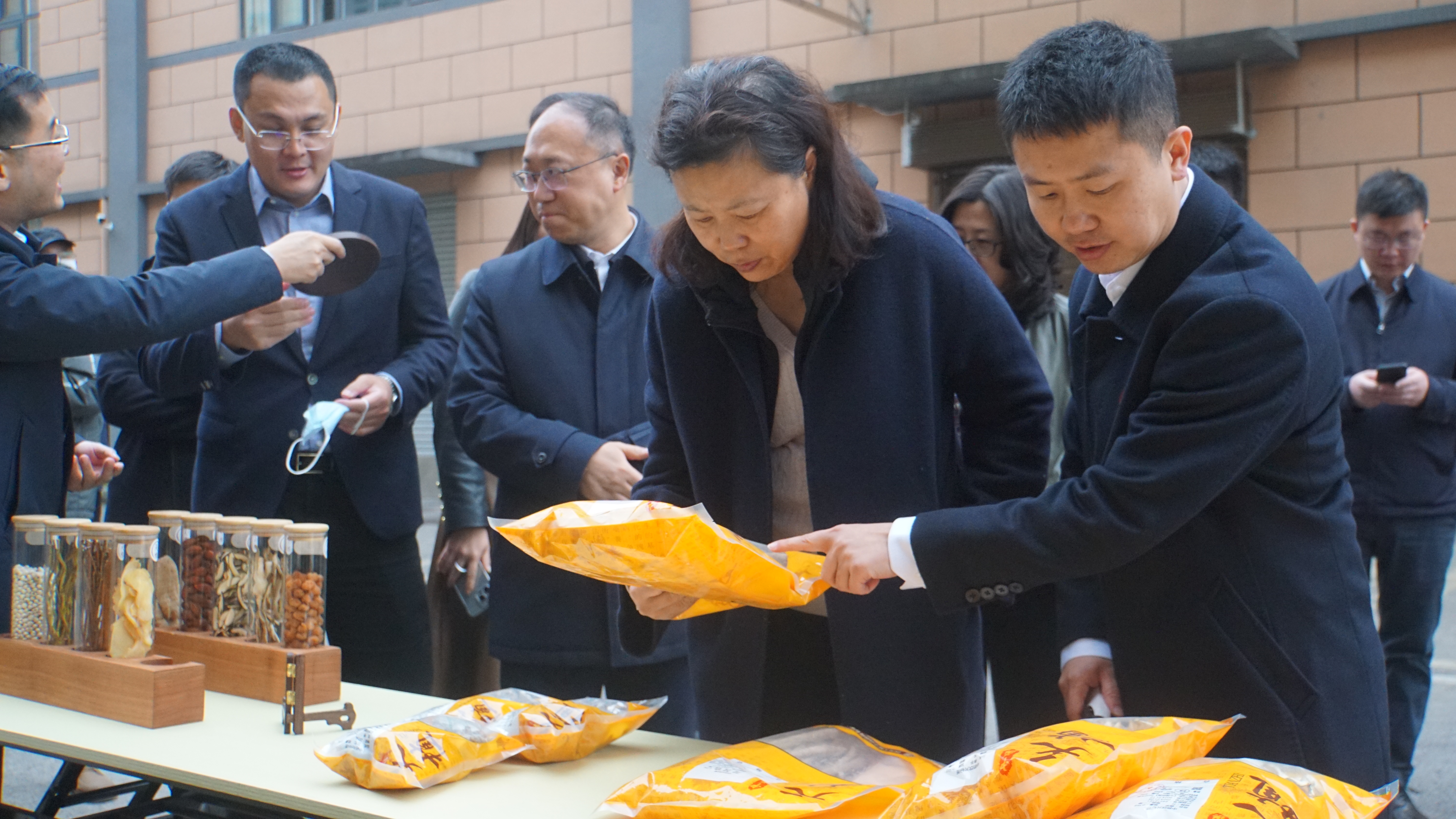 國家藥品監(jiān)督管理局原一級巡視員、研究員張培培率隊調(diào)研天植中藥公司