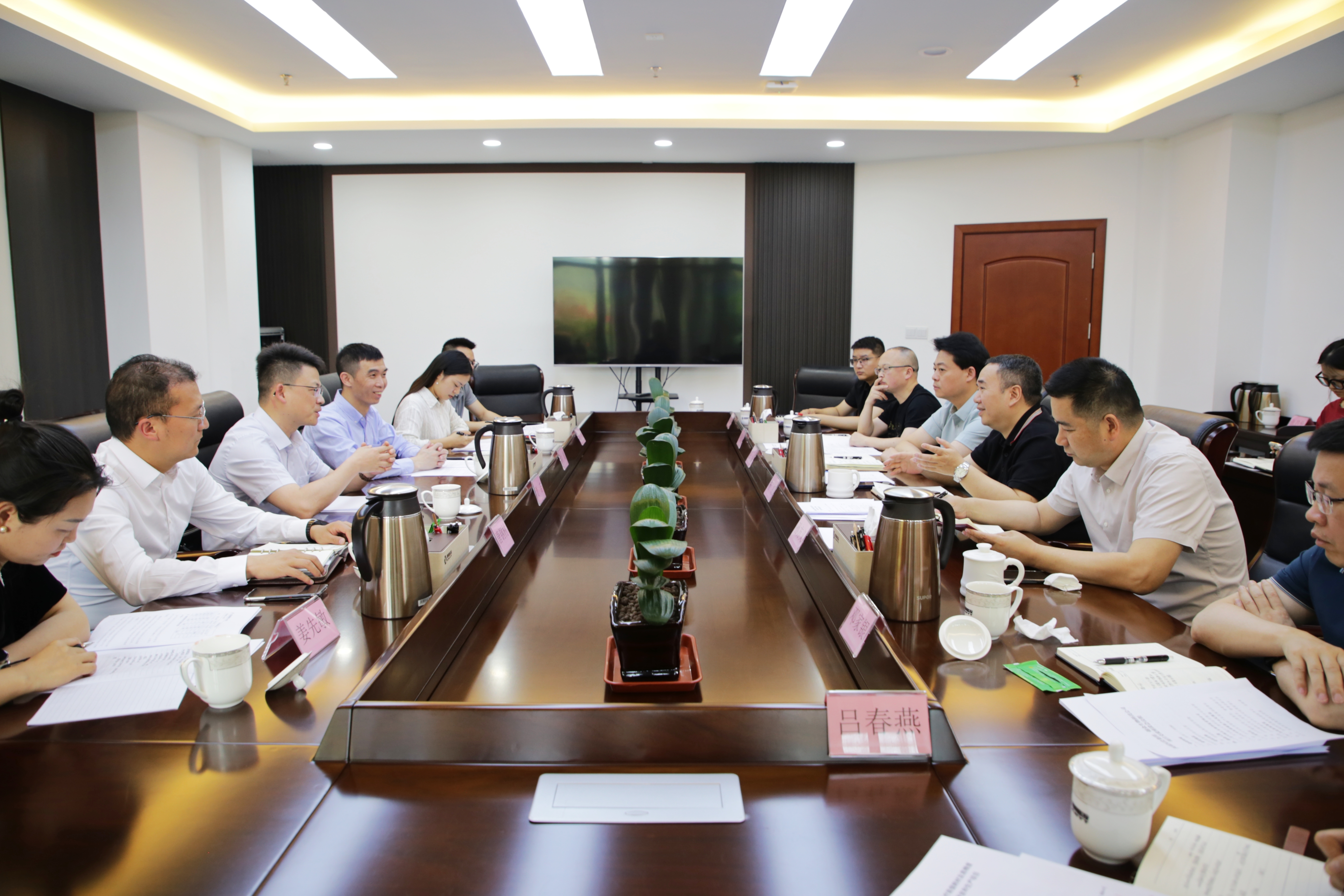 西南醫(yī)投集團(tuán)與蘇州越眾生物科技有限公司開展項(xiàng)目合作交流座談會(huì)